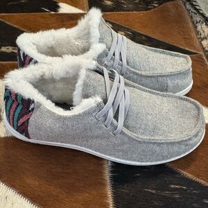 Size 9.5 Tommy Bahama slip on shoes. Like new condition worn maybe once or twice